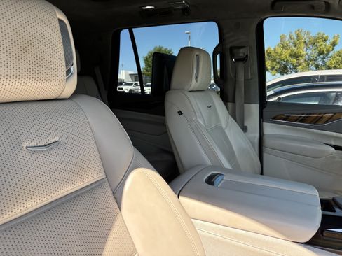 Used 2021 Cadillac Escalade Premium Luxury Platinum RWD image 34