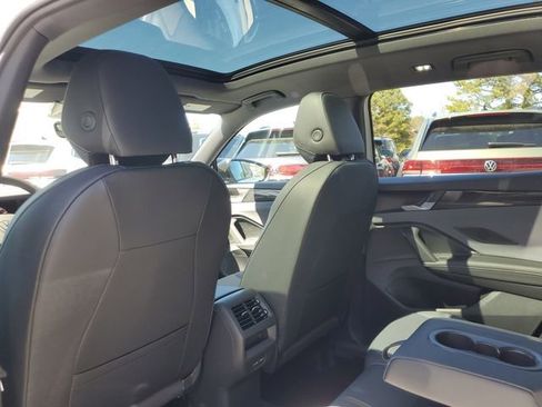 New 2026 Volkswagen Tiguan SE R-Line FWD image 11