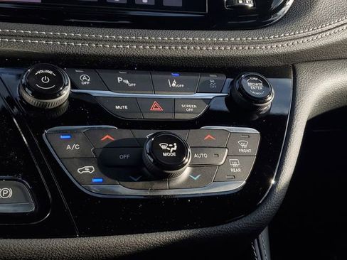 New 2026 Chrysler Pacifica Limited image 30