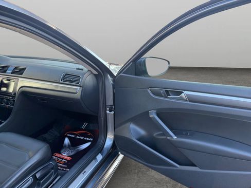 Used 2018 Volkswagen Passat 2.0T R-Line FWD image 19