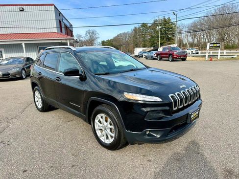 Used 2017 Jeep Cherokee Latitude w/ Comfort/Convenience Group image 3