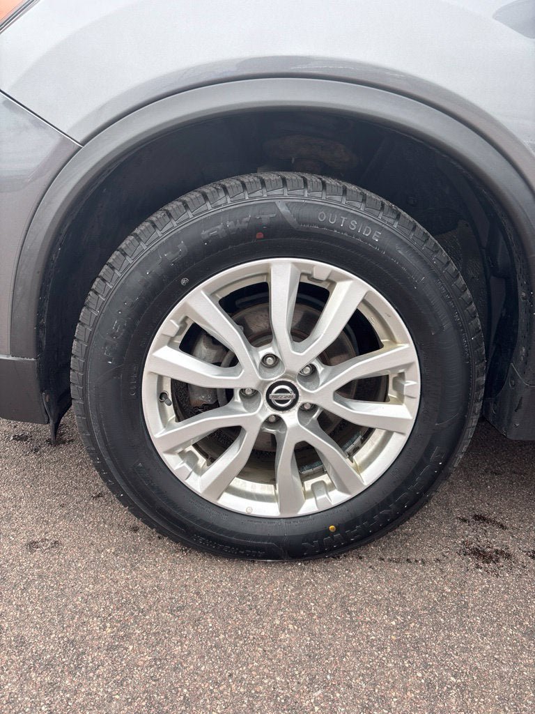 Used 2017 Nissan Rogue SV AWD/4WD image 13