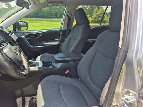 Used 2020 Toyota RAV4 LE FWD image 18