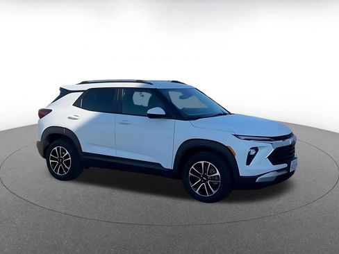 Used 2025 Chevrolet TrailBlazer LT image 2