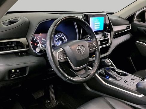Used 2023 Toyota Highlander XLE AWD/4WD image 12