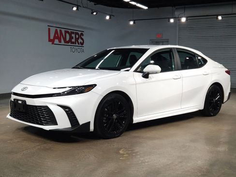 Certified 2025 Toyota Camry SE image 3