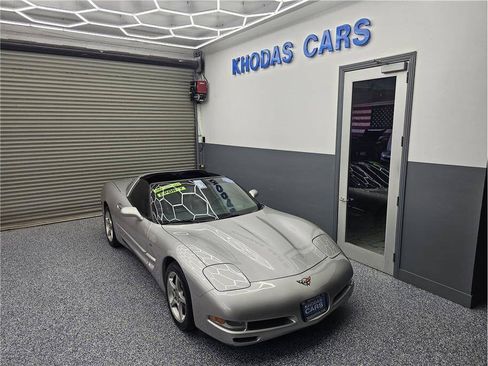 Used 2004 Chevrolet Corvette Coupe w/ Preferred Equipment Group RWD image 18