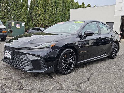 Used 2025 Toyota Camry SE image 3