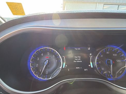 Used 2025 Chrysler Pacifica Limited FWD image 18