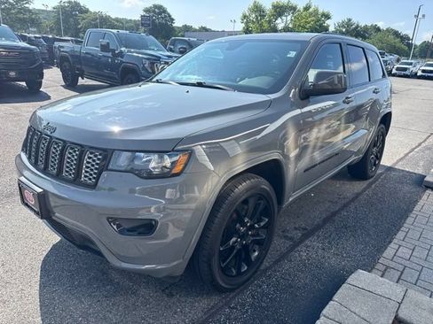 Used 2022 Jeep Grand Cherokee Laredo X AWD/4WD image 3