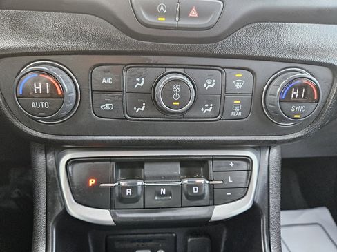 Used 2024 GMC Terrain SLT image 27