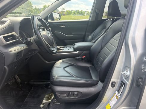 Used 2022 Toyota Highlander XLE FWD image 24