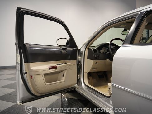 Used 2005 Chrysler 300 C w/ Navigation & Sound Group II image 36