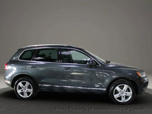 Used 2013 Volkswagen Touareg Sport image 3