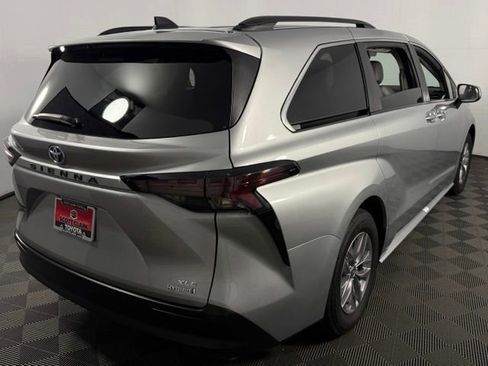 Used 2024 Toyota Sienna XLE FWD image 8