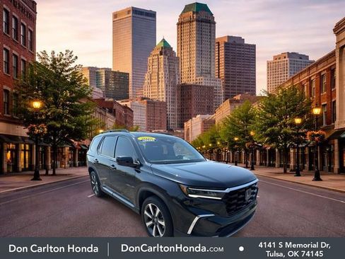Used 2025 Honda Pilot Touring image 1