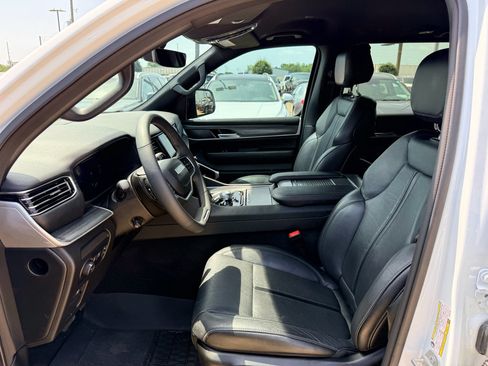 Used 2024 Jeep Wagoneer Series II w/ Flexible Seating Group AWD/4WD image 13