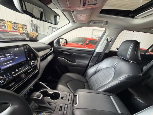Used 2022 Toyota Highlander XLE AWD/4WD image 54