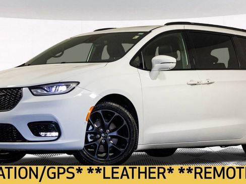 Used 2021 Chrysler Pacifica Touring-L w/ Uconnect Theater Family Group image 2