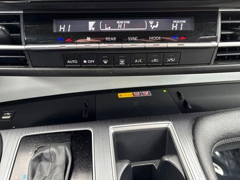 Used 2025 Toyota Sienna LE image 19