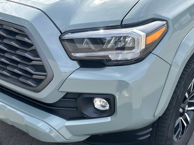 Used 2022 Toyota Tacoma TRD Sport w/ TRD Premium Sport Package AWD/4WD image 9