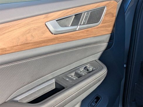 Used 2025 Volkswagen Atlas SE image 14