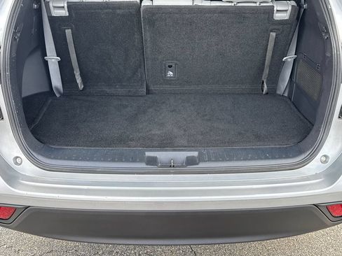 Used 2023 Toyota Highlander XLE FWD image 18