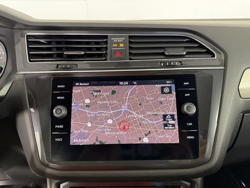 Used 2018 Volkswagen Tiguan SEL AWD/4WD image 36