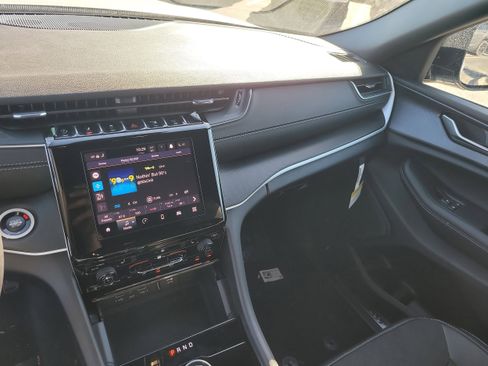 New 2025 Jeep Grand Cherokee Altitude image 15