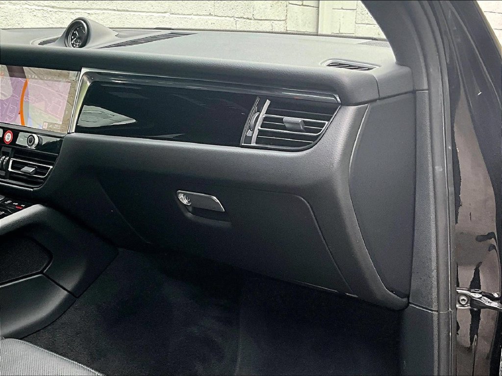 Certified 2025 Porsche Macan AWD/4WD image 19
