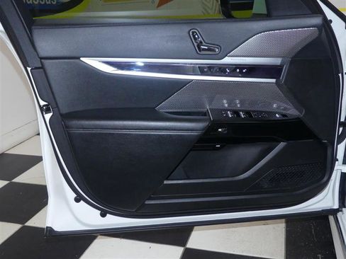 Used 2023 BMW i7 xDrive60 image 32