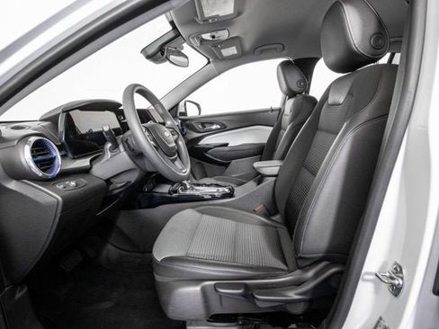 Certified 2025 Chevrolet Trax LT FWD image 9
