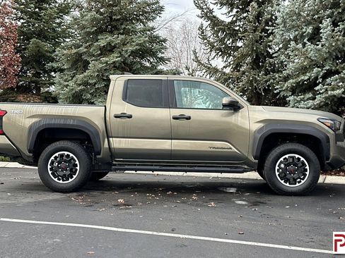 Used 2025 Toyota Tacoma TRD Off-Road image 3