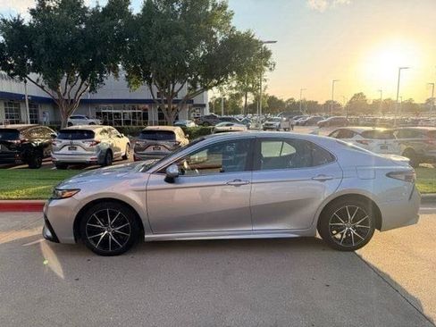 Used 2021 Toyota Camry SE FWD image 3