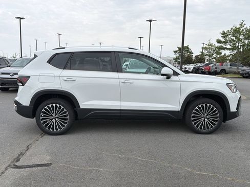 New 2026 Volkswagen Taos SE FWD image 6