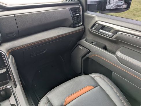 Used 2025 GMC Sierra 2500 AT4 w/ AT4 Premium Plus Package AWD/4WD image 17