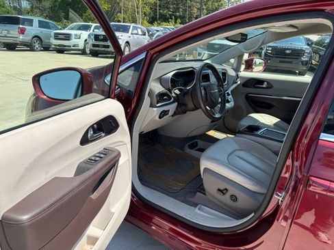 Used 2020 Chrysler Pacifica Touring-L Plus w/ Advanced Safetytec Group FWD image 40