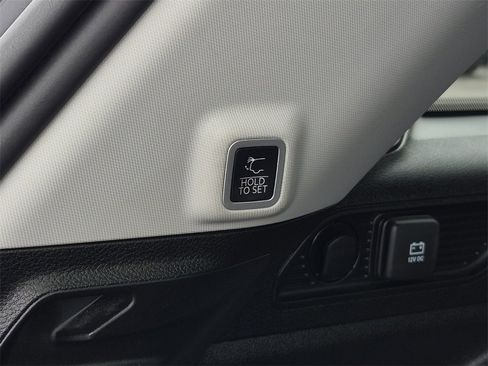 Used 2023 Jeep Grand Cherokee Limited w/ Black Appearance Package image 9