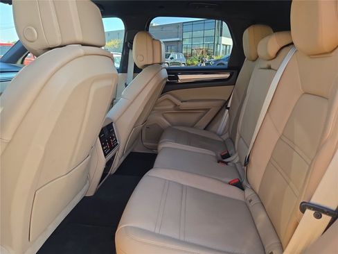 Used 2023 Porsche Cayenne Platinum Edition AWD/4WD image 27