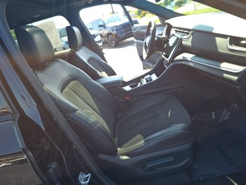 Used 2025 Jeep Grand Cherokee Altitude AWD/4WD image 36