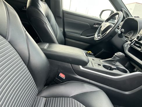 Used 2022 Toyota Highlander XSE FWD image 12