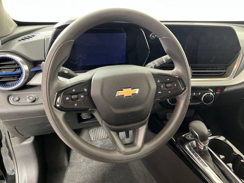 Certified 2025 Chevrolet Trax LT FWD image 26