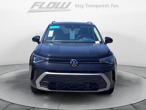 Certified 2025 Volkswagen Taos SE w/ Panoramic Sunroof Package AWD/4WD image 2