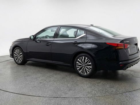 Used 2025 Nissan Altima 2.5 SV FWD image 5