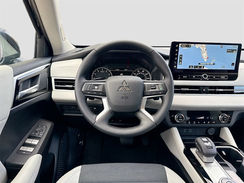 New 2025 Mitsubishi Outlander SE image 23