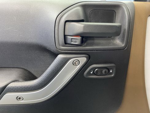 Certified 2015 Jeep Wrangler Unlimited Sahara w/ Dual Top Group image 12