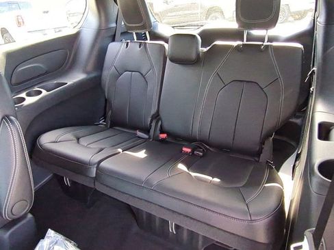New 2026 Chrysler Pacifica Select image 30
