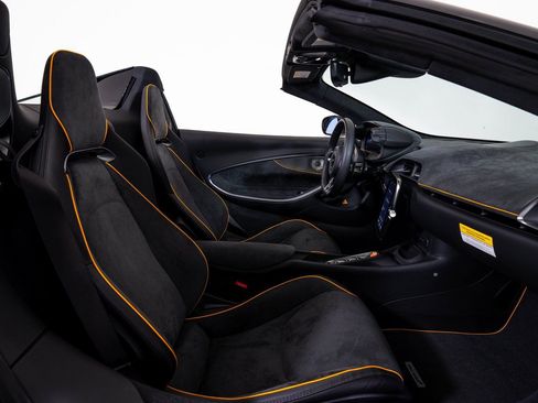 Used 2025 McLaren Artura Spider image 17