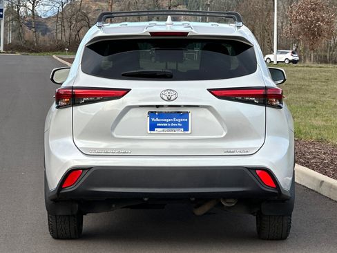 Used 2022 Toyota Highlander XLE image 4
