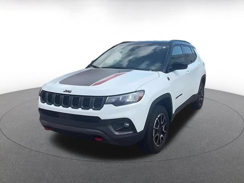 Used 2025 Jeep Compass Trailhawk AWD/4WD image 7